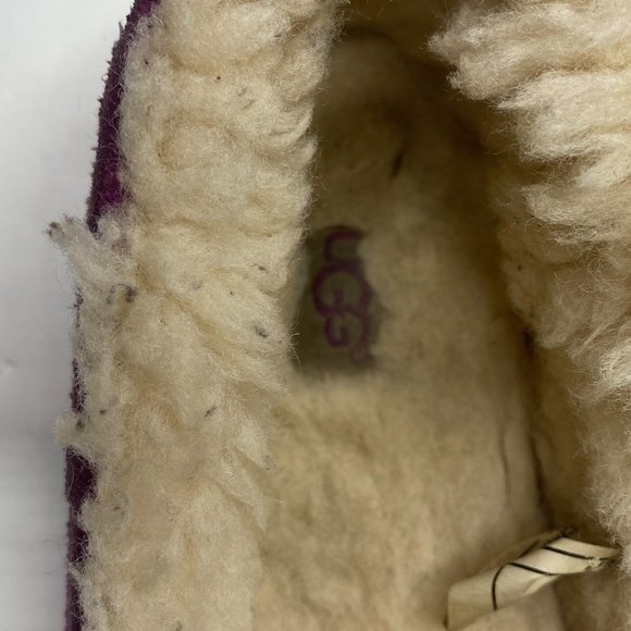 UGG moccasins, little girl's size 2, in fuchsia with shearling lining. - Picture 3 of 8